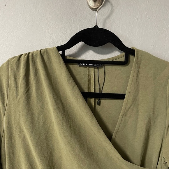 NWOT Zara V-neck Midi Side Ruched Dress in Green. Size Small - Picture 6 of 11